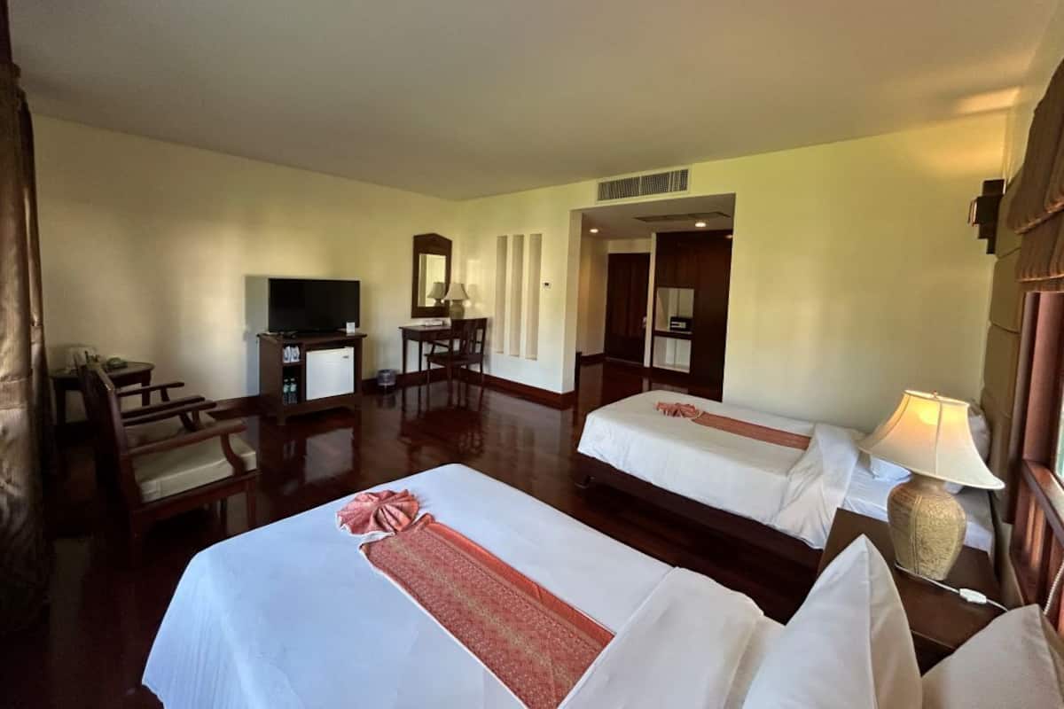 Deluxe Twin Room | Free minibar, in-room safe, blackout drapes, soundproofing