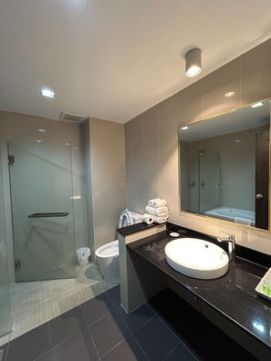 Habitación doble superior | Baño | Tina y regadera independientes y amenidades de baño gratuitas 