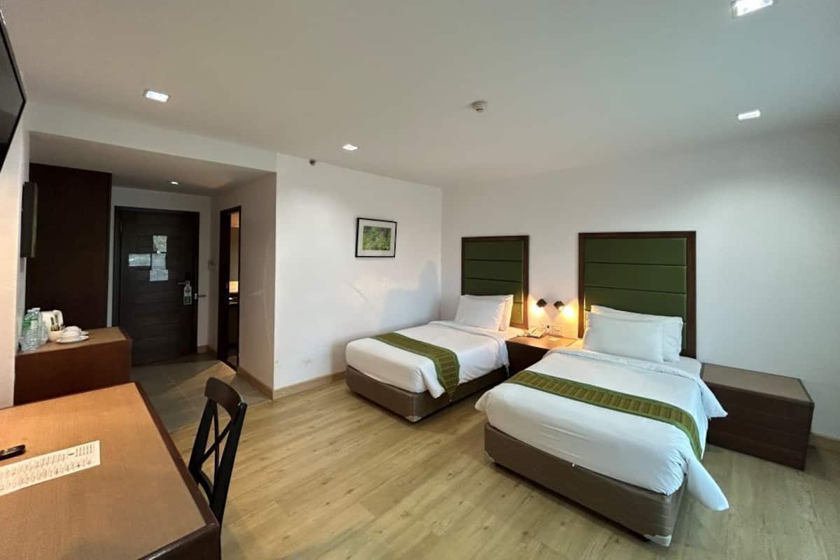 Habitación superior con 2 camas individuales | Decoración individual y espacio para trabajar con un portátil