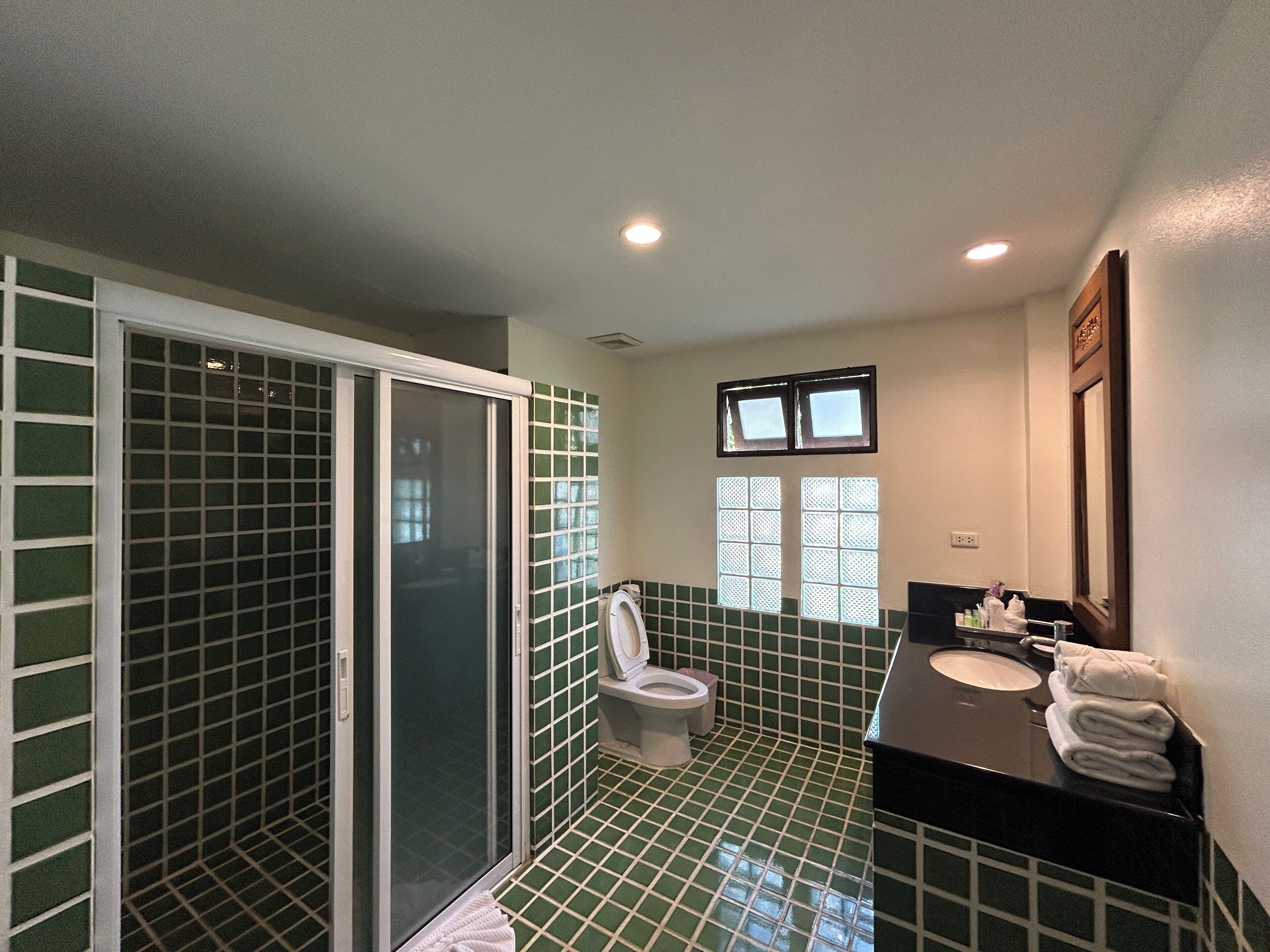 Habitación Deluxe con 2 camas individuales | Baño | Tina y regadera independientes y amenidades de baño gratuitas 