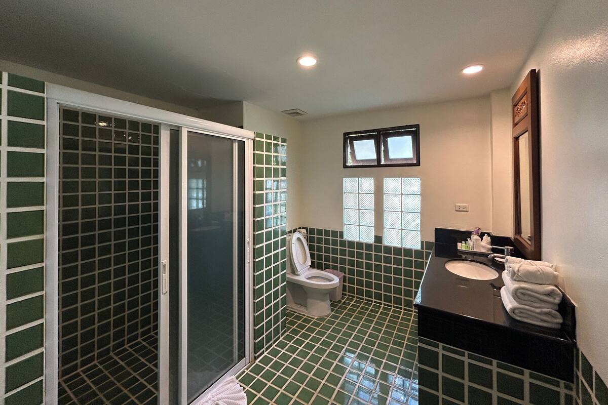 Deluxe Twin Room | Bathroom | Separate tub and shower, free toiletries, hair dryer, bidet