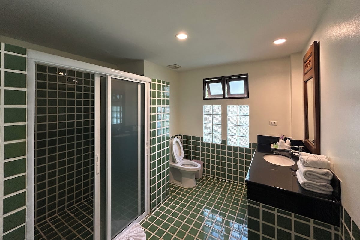 Habitación Deluxe con 2 camas individuales | Baño | Tina y regadera independientes y amenidades de baño gratuitas