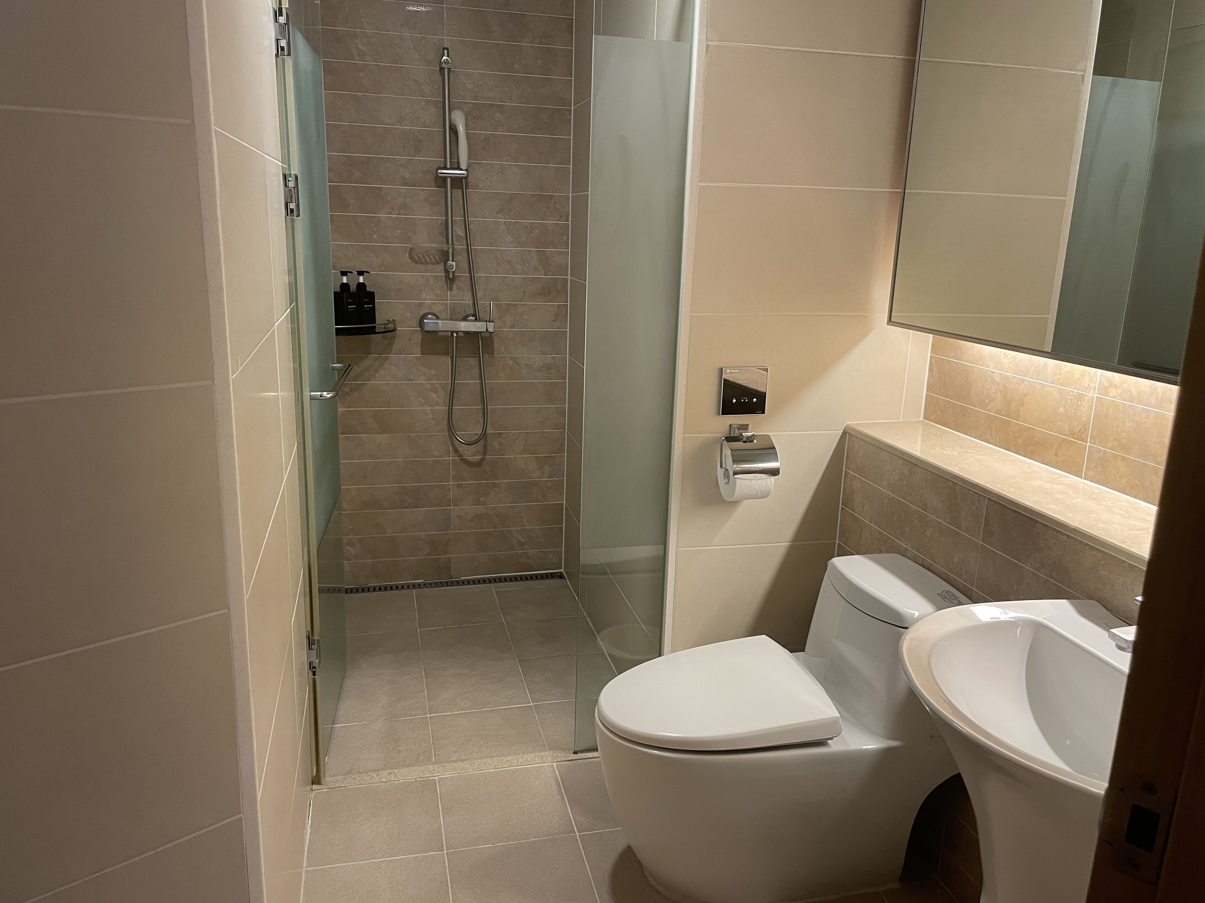 Un baño con inodoro, bidé y ducha.