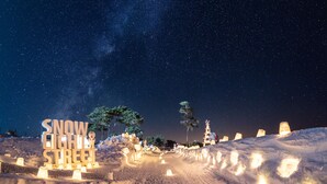 A snow-covered street with illuminated snow lanterns and a sign reading "Snow Eight Street".