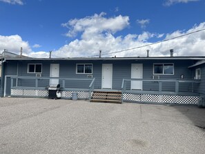 Exterior - West Castle Motel (Pincher Creek)