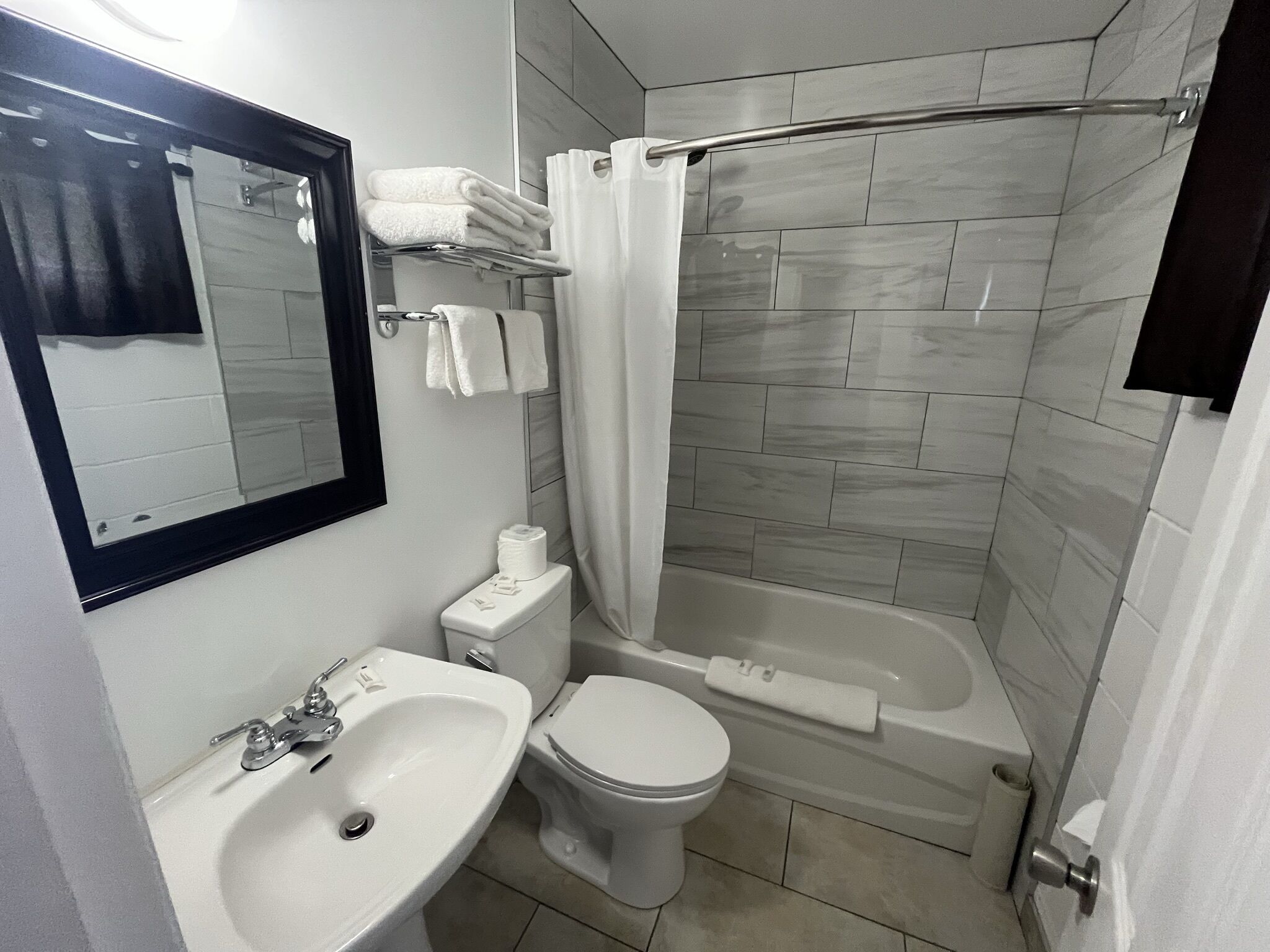 Een bad/douchecombinatie, een regendouche, gratis toiletartikelen