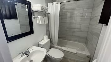 Een bad/douchecombinatie, een regendouche, gratis toiletartikelen
