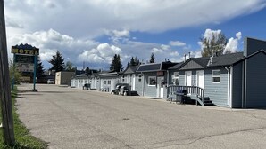 Una hilera de edificios de motel con un cartel publicando servicios.