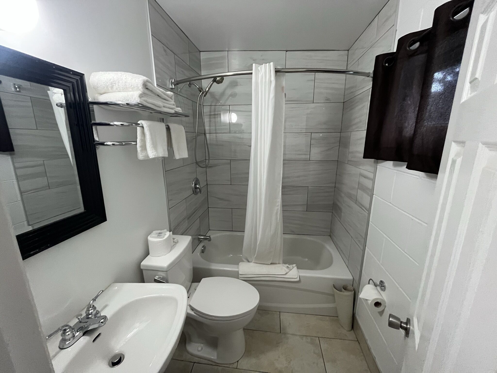 Combinació de dutxa i banyera i capçal de dutxa tipus cascada 