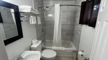 Duschwanne, Regendusche, kostenlose Toilettenartikel, HandtĂŒcher