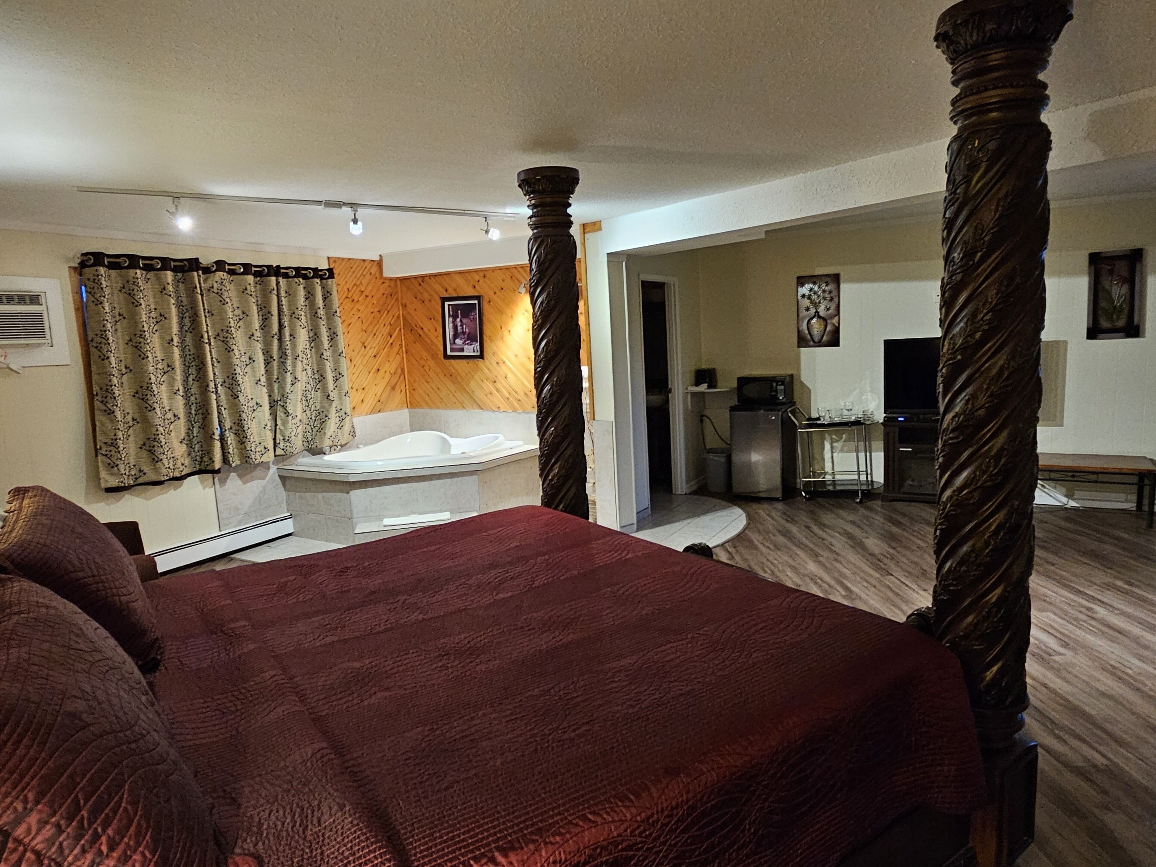 Jacuzzi Suite | Desk, blackout drapes, iron/ironing board, free WiFi