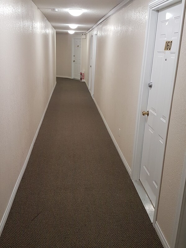 Hallway - Parkway Motel & European Lodges (Pincher Creek)