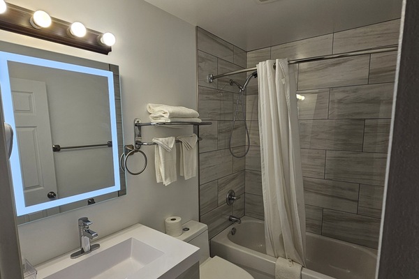 Combined shower/tub, free toiletries, towels