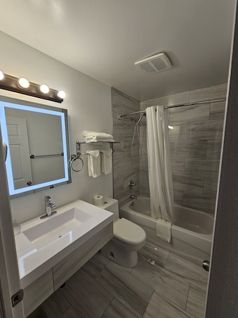Combined shower/tub, free toiletries, towels. Parkway Motel & European Lodges