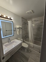 Bañera con ducha, artículos de tocador gratuitos, toallas