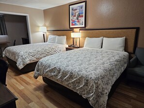 Desk, blackout curtains, iron/ironing board, free WiFi - Parkway Motel & European Lodges (Pincher Creek)