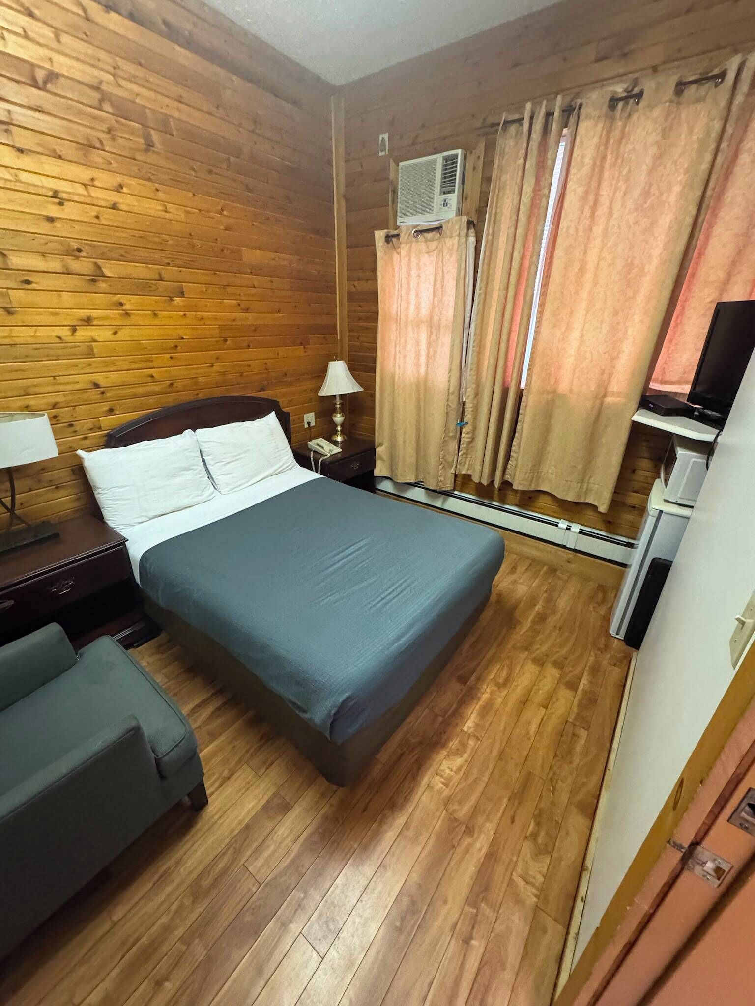 Habitación básica, 1 cama matrimonial | Escritorio, cortinas blackout y tabla de planchar con plancha 