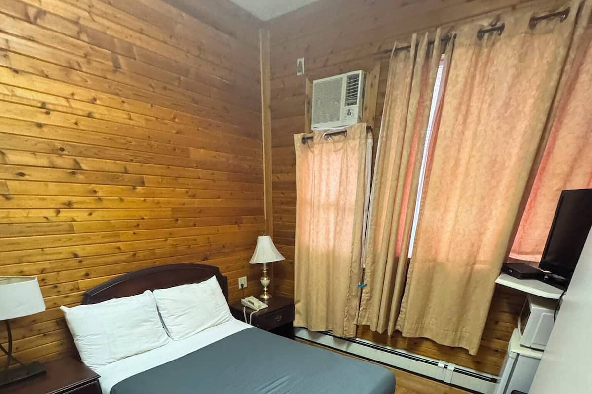Habitació bàsica, 1 llit doble | Escriptori, cortines opaques, planxa i posts de planxar i wifi gratuïta 