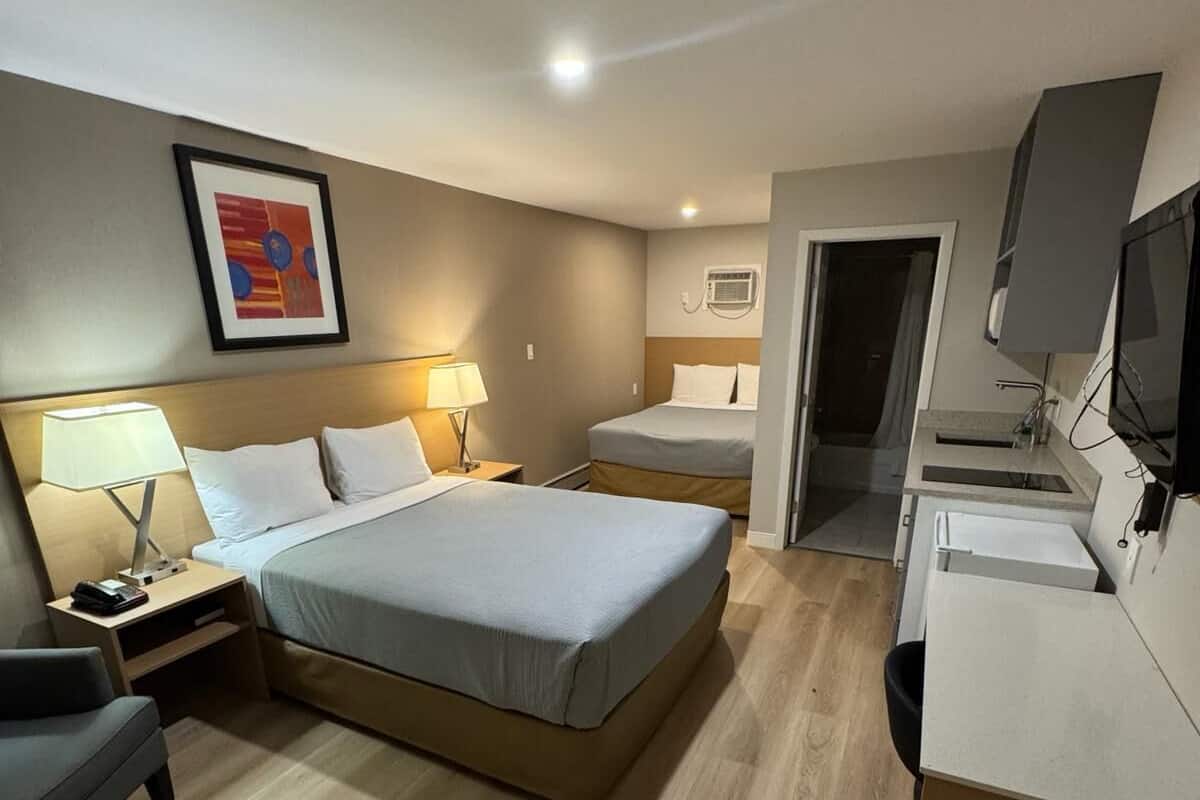 Habitació, 2 llits de matrimoni, cuina bàsica | Escriptori, cortines opaques, planxa i posts de planxar i wifi gratuïta 