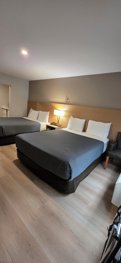 Parkway Motel & European Lodges