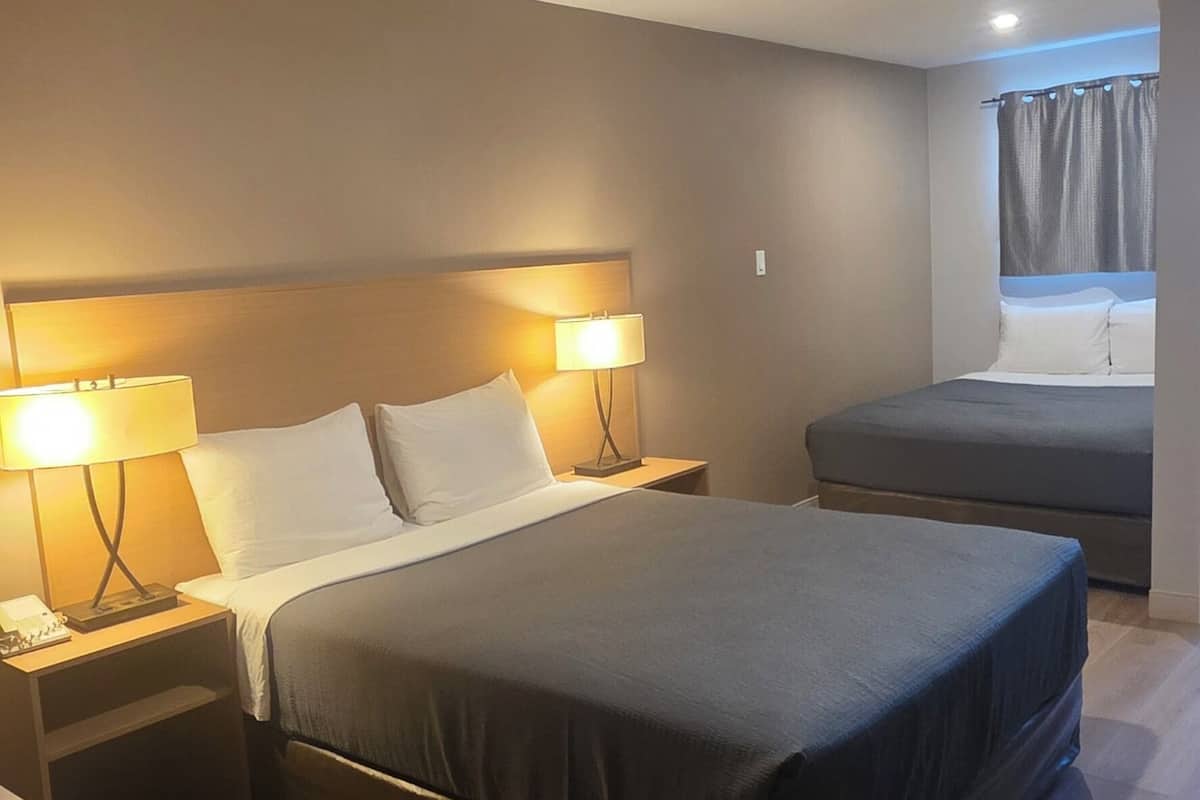 Habitació estàndard, 2 llits de matrimoni | Escriptori, cortines opaques, planxa i posts de planxar i wifi gratuïta 