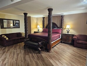 Jacuzzi Suite | Interior - Parkway Motel & European Lodges (Pincher Creek)