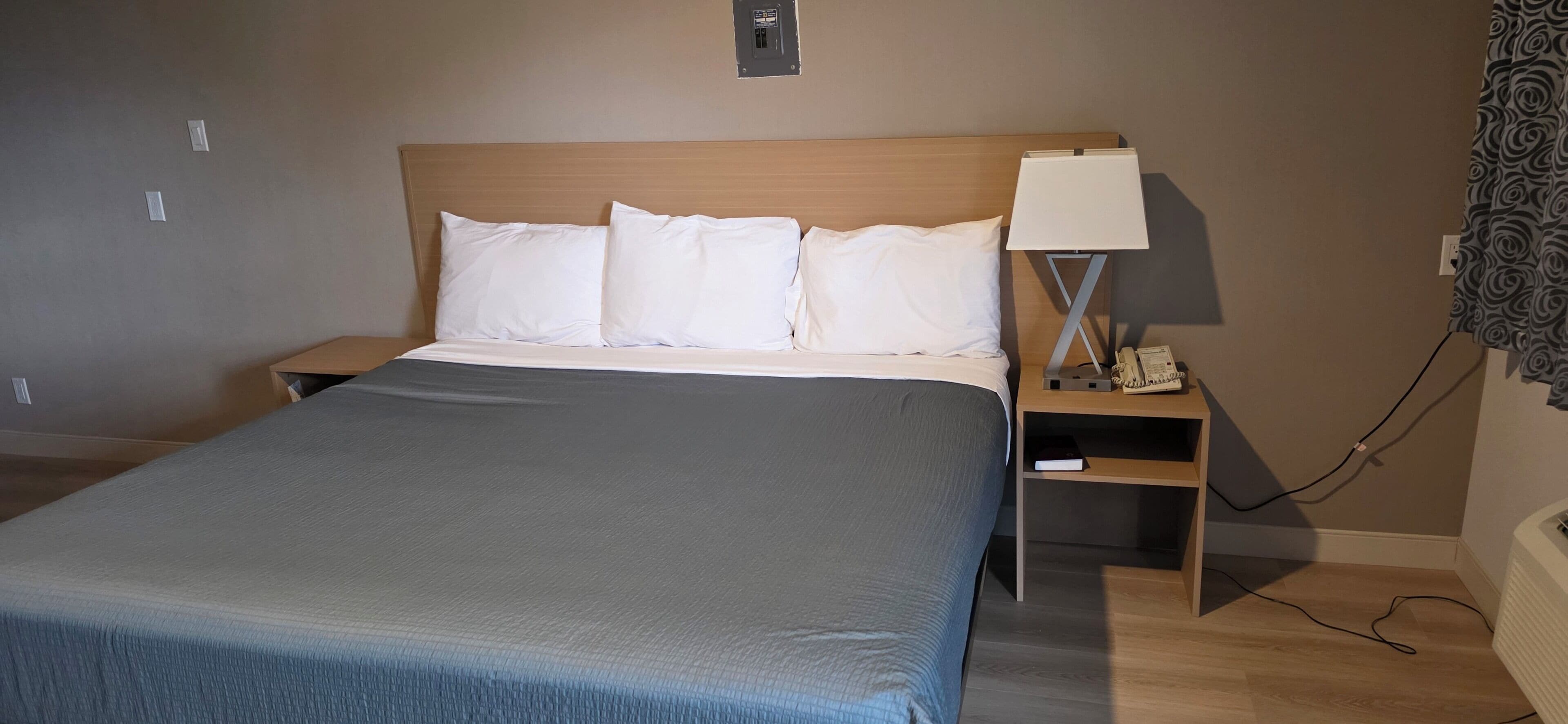 Habitación, 1 cama King size | Escritorio, cortinas blackout y tabla de planchar con plancha 