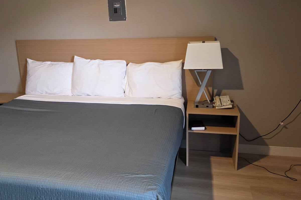 Habitació, 1 llit de matrimoni gran | Escriptori, cortines opaques, planxa i posts de planxar i wifi gratuïta 