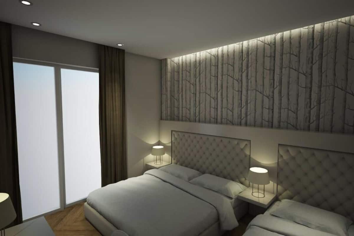 Ein modernes Schlafzimmer mit einem großen Bett, zwei Nachttischen und einer wandmontierten Platte.