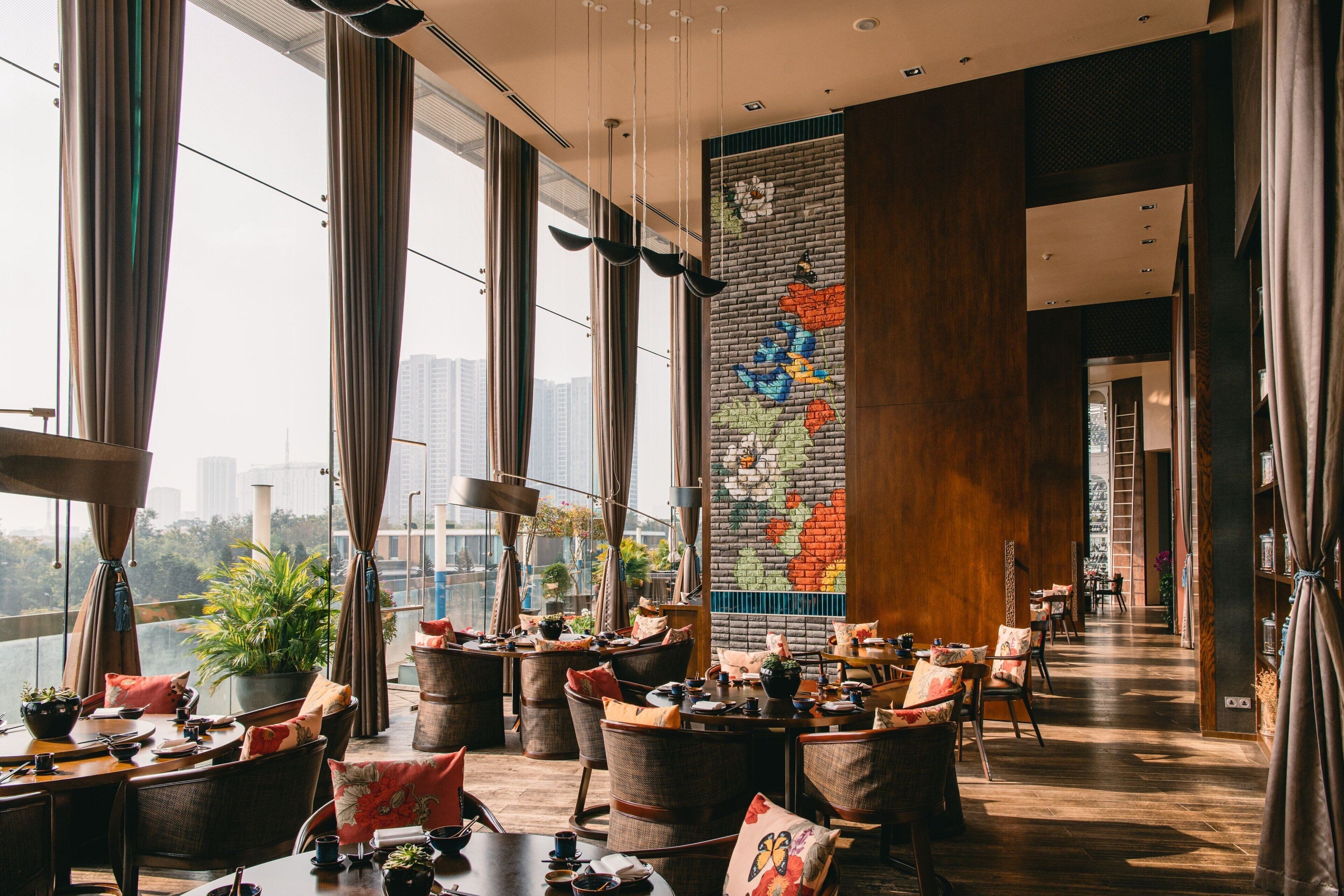 6 restaurants, breakfast, lunch, dinner served; french cuisine