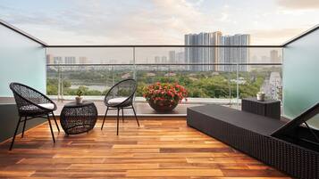 Minibar, caja de seguridad en la habitación y escritorio