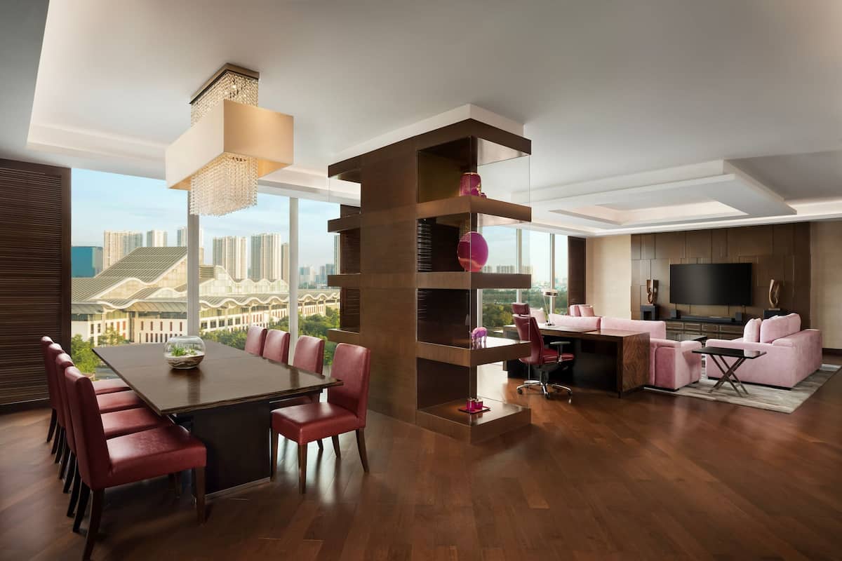 Executive Suite, 1 Bedroom, Non Smoking (Chairman Suite) | 1 bedroom, minibar, in-room safe, desk