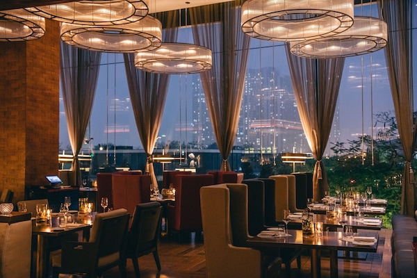 6 restaurants; breakfast, lunch, dinner, and brunch served