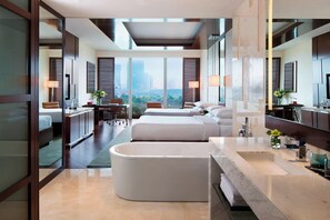 Minibar, coffres-forts dans les chambres, bureau