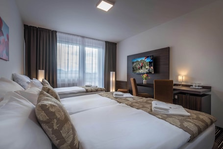 Premium Triple Room | 1 bedroom, desk, blackout drapes, soundproofing. Hotel Satel