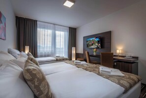 Premium Triple Room | 1 bedroom, desk, blackout drapes, soundproofing