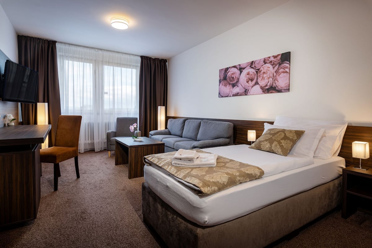 Family Room | 1 bedroom, desk, blackout drapes, soundproofing