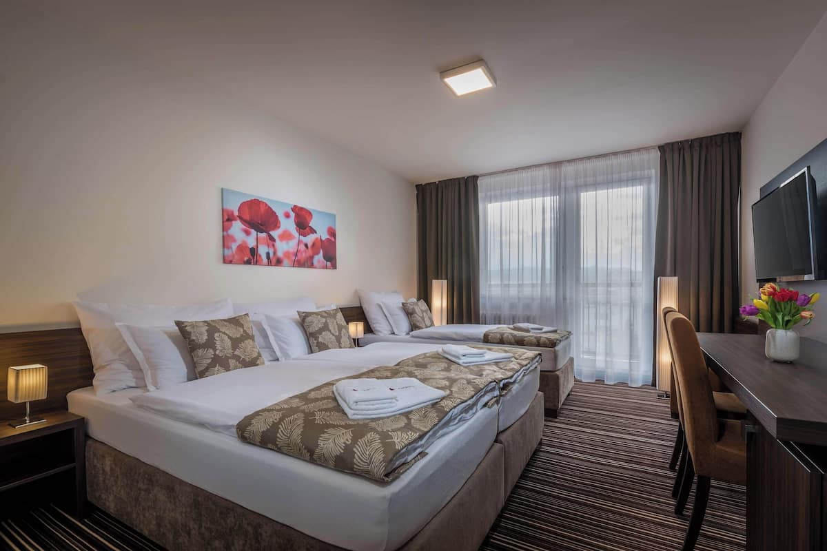 Premium Triple Room | 1 bedroom, desk, blackout drapes, soundproofing