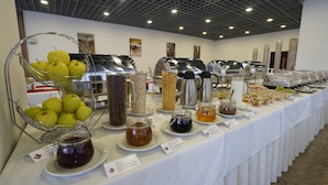 Un buffet proposant une variété de plats et d'accompagnements.