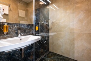 Ducha, artículos de tocador gratuitos, secador de pelo, toallas