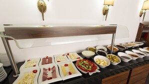 Un buffet con diversi cibi e un moderno bancone cucina.