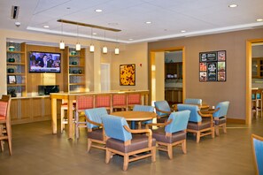 Se sirven almuerzos, cenas y cocina americana 