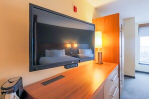 Værelse - 1 kingsize-seng - handicapvenligt (with Shower) | Skrivebord, arbejdsområde til bærbare computere, mørklægningsgardiner