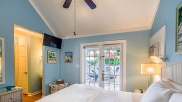 Luxury Room w/private terrace, 1 King Bed - Adult Exclusive | Egyptiska bomullslakan och sängtillbehör av högsta kvalitet