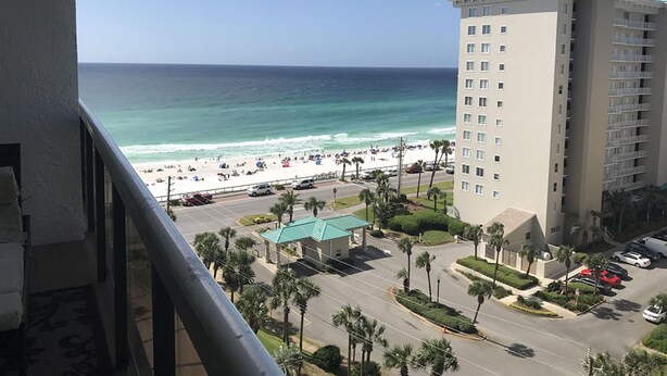 Ein Hotel mit Blick auf Strand und Meer.