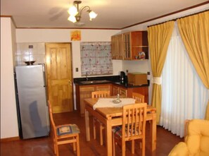 Refrigerador con freezer, microondas, cafetera/tetera