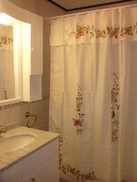 Bungalow (For 4 people) | Bathroom | Combined shower/tub, deep soaking tub, rainfall showerhead, hair dryer