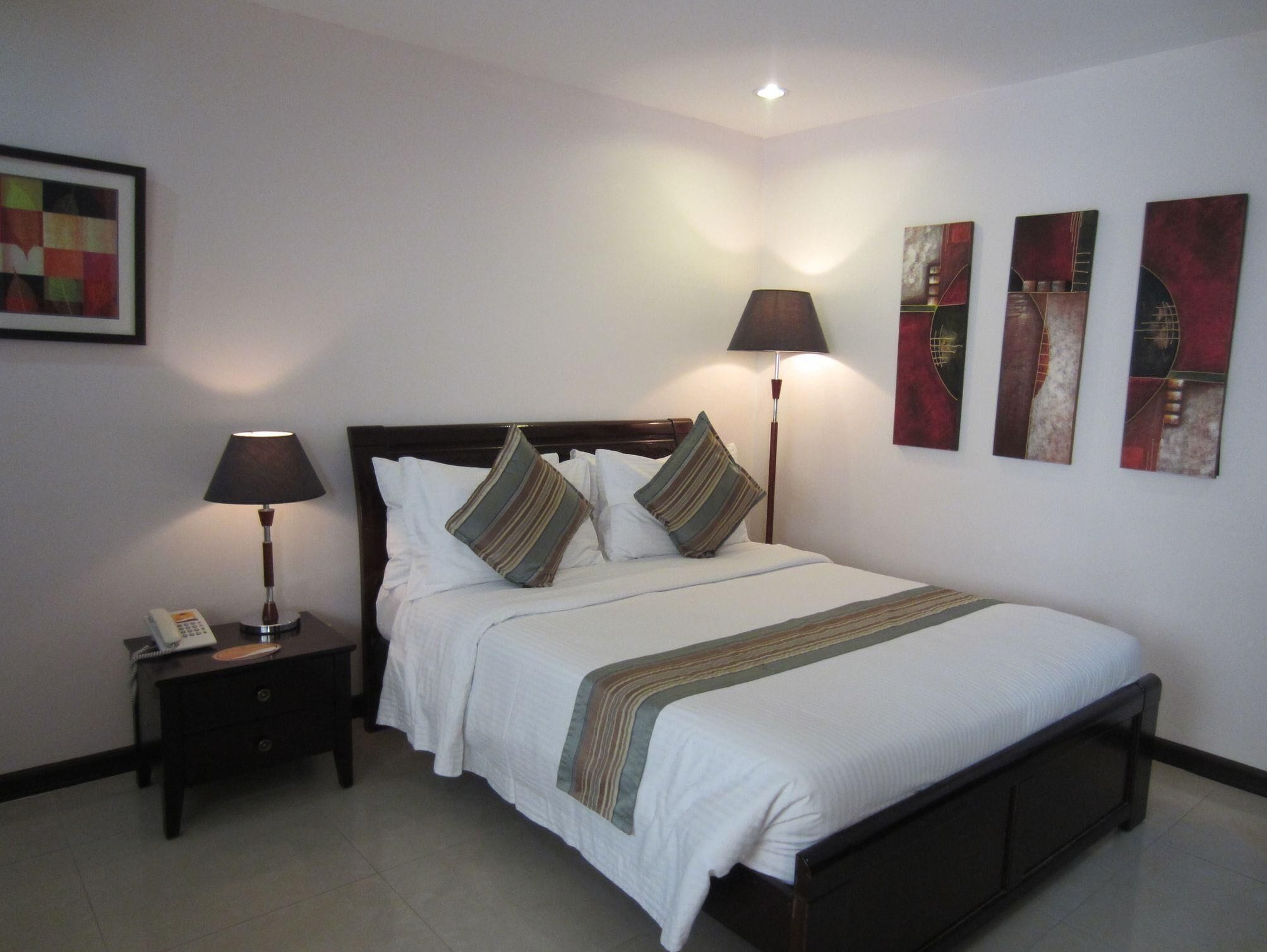 Ameublement personnalisé, bureau, Wi-Fi gratuit, draps fournis