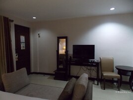 奢华套房, 1 张特大床 | 起居区 | 液晶电视