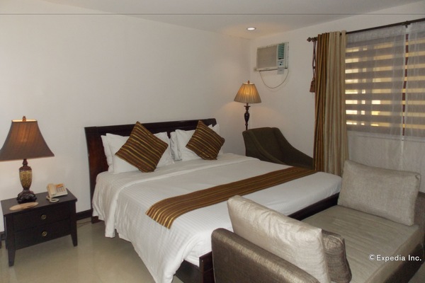 Luxury Suite, 1 King Bed | Individually furnished, desk, free WiFi, bed sheets